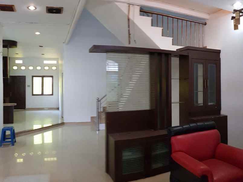 disewa rumah 2 tingkat komplek cemara hijau