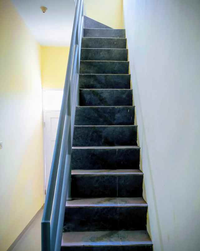 disewakan ruko 2 lantai strategis siap huni