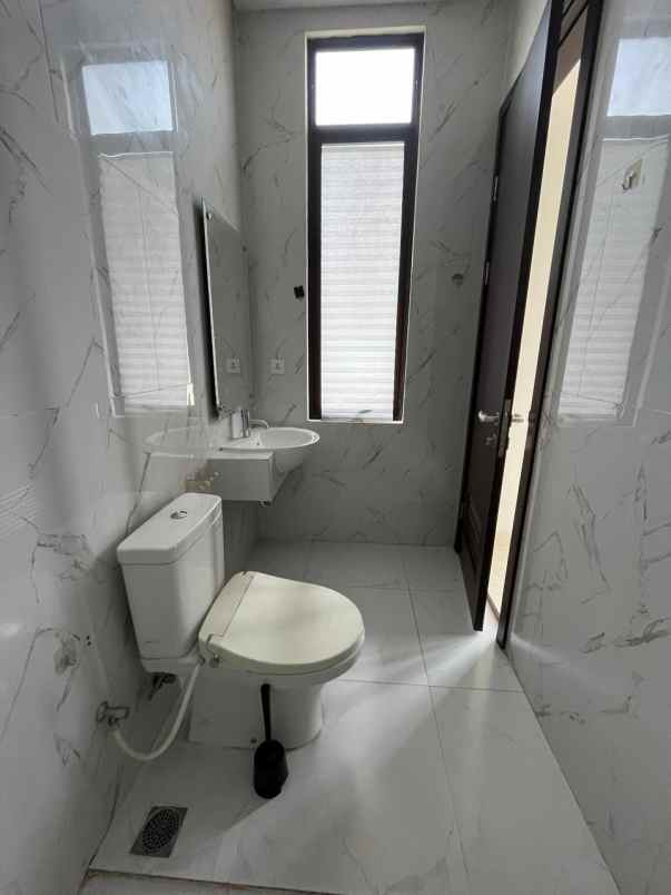 disewakan rumah lavon 1 swan city cikupa