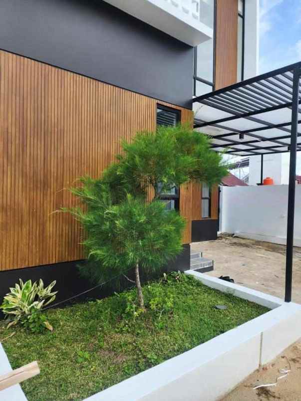 hunian 2 lantai modern di jalan arifin ahmad pekanbaru