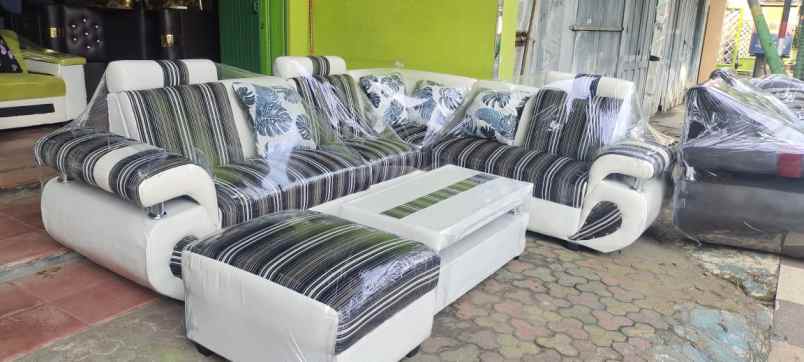 isi rumah dengan sofa modern minimalis