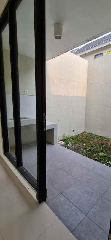 north west lake 2 lantai belakang sudah pavingan