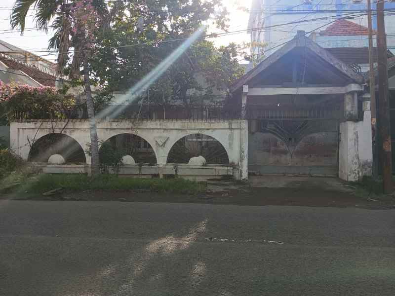 pucang jajar 1 garasi 1 carport strategis pusat kota