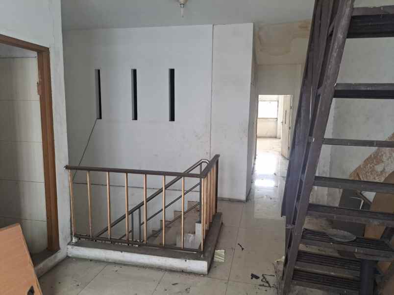 ruko 3 lantai di letjen suprapto jakarta pusat