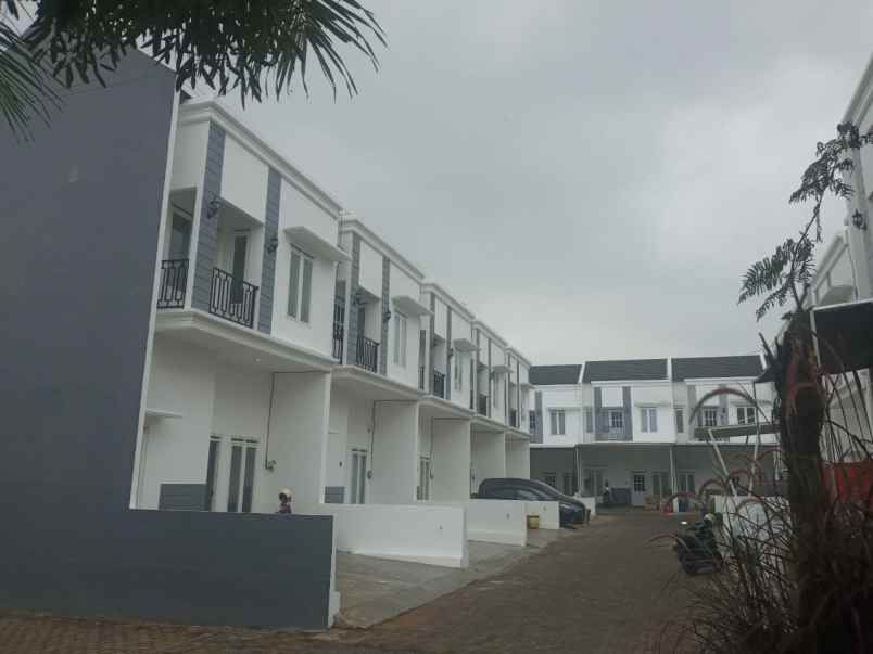 rumah 2 lantai free kanopi dekat bandara abd saleh