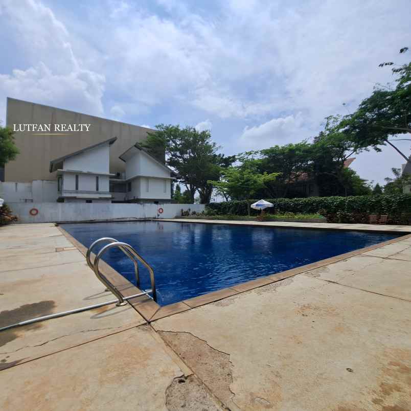 rumah american style jagakarsa dalam komplek