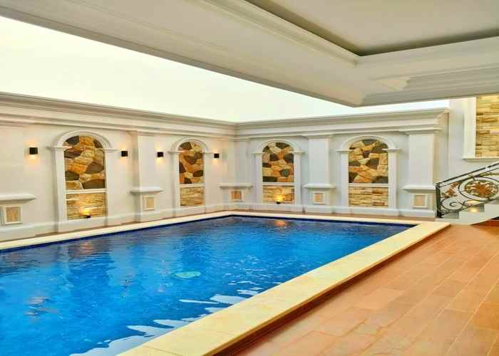 rumah bagus 3 lantai garasi 5 mobil di mampang jaksel