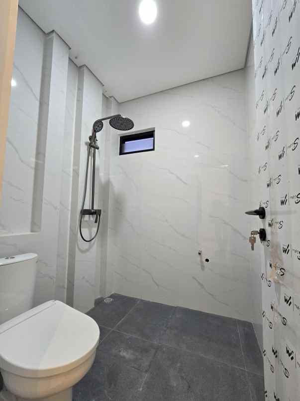 rumah baru dalam komplek di pondok bambu jaktim