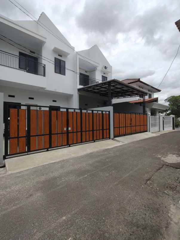 rumah baru modern living di kalisari jaktim