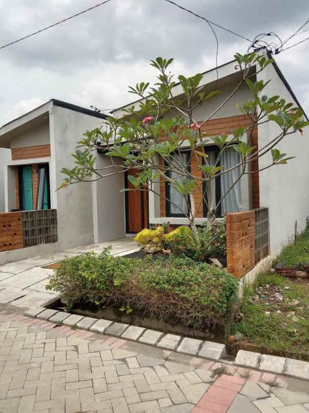 rumah bernuansa villa dekat surabaya