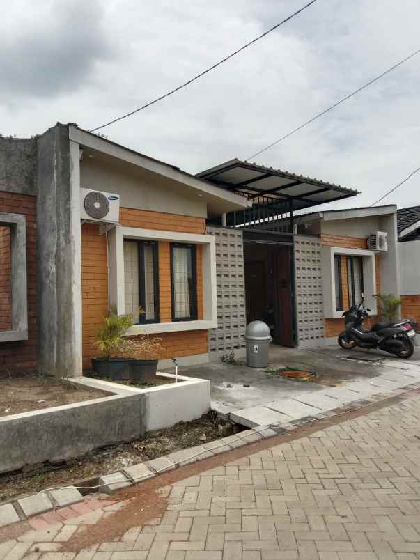 rumah bernuansa villa dekat surabaya