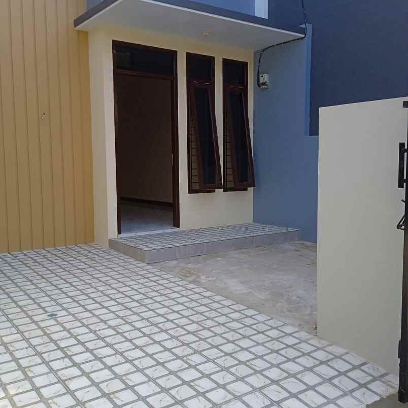 rumah biru harga murah di vmg 1 dekat harapan indah