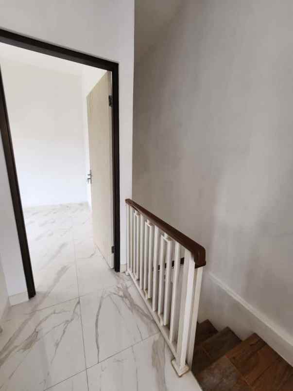 rumah jelidro dekat terminal manukan surabaya barat