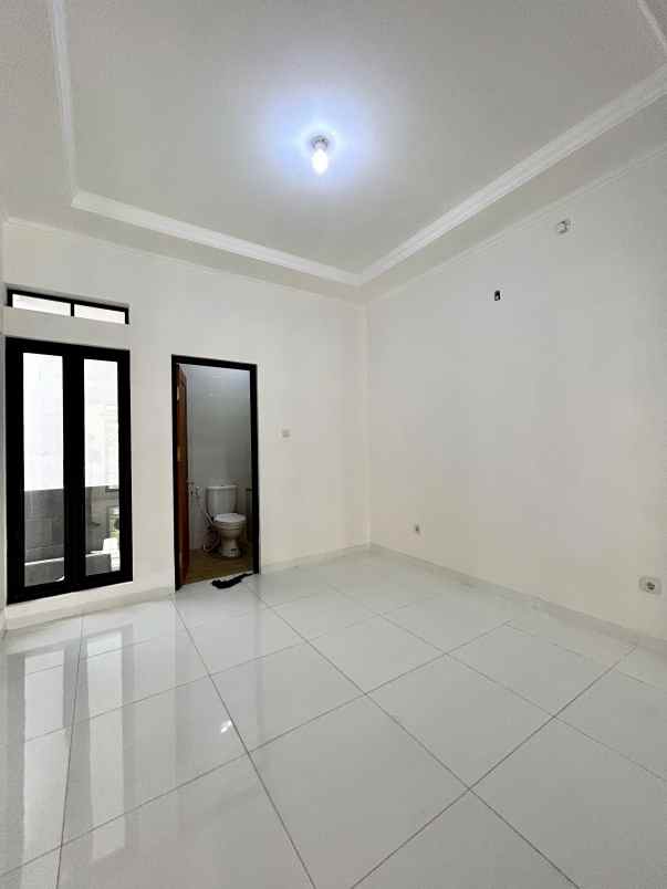 rumah masih baru di tebet barat jakarta selatan