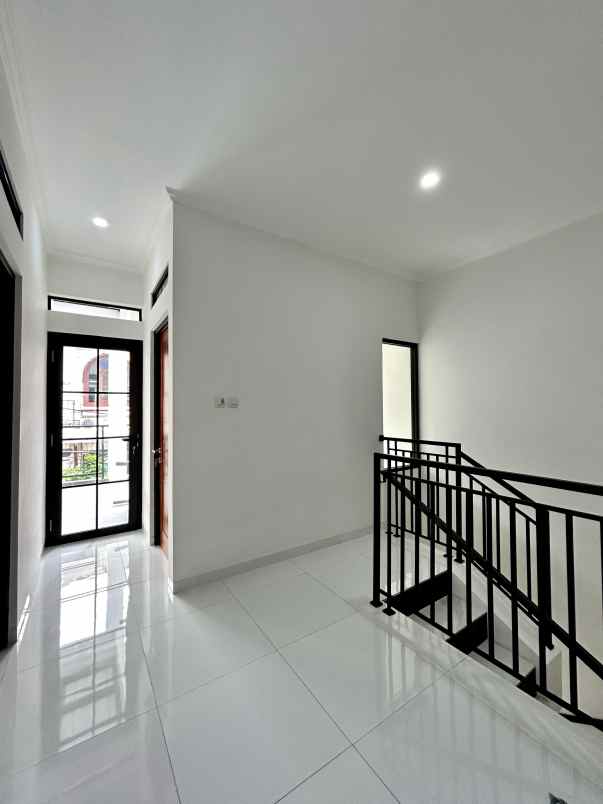rumah masih baru di tebet barat jakarta selatan