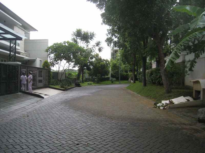 rumah mewah 2 lantai di graha famili surabaya