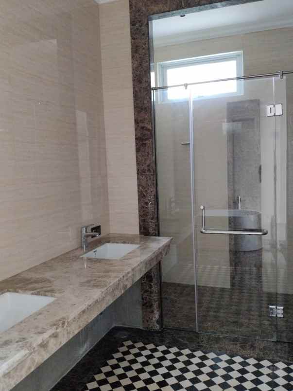 rumah mewah 2 lantai di graha famili surabaya