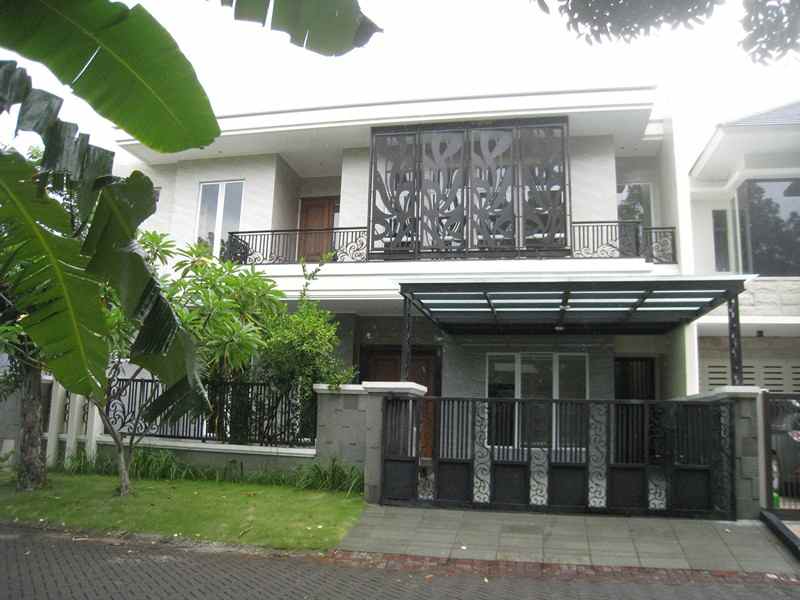 rumah mewah 2 lantai di graha famili surabaya