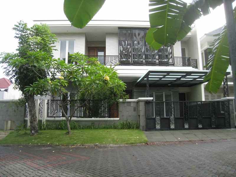 rumah mewah 2 lantai di graha famili surabaya