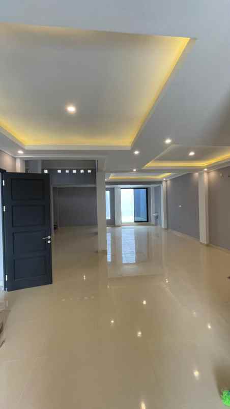 rumah mewah 3 lantai strategis di pamulang tang sel
