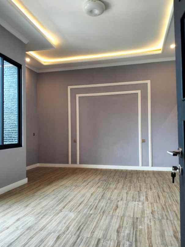 rumah mewah 3 lantai strategis di pamulang tang sel