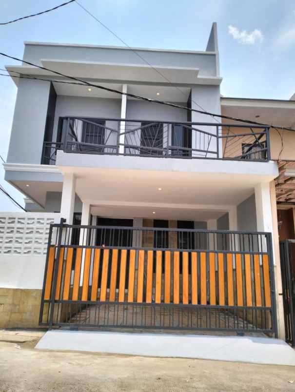 rumah mewah 3 lantai strategis di pamulang tang sel