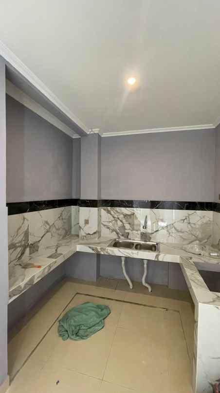 rumah mewah 3 lantai strategis di pamulang tang sel