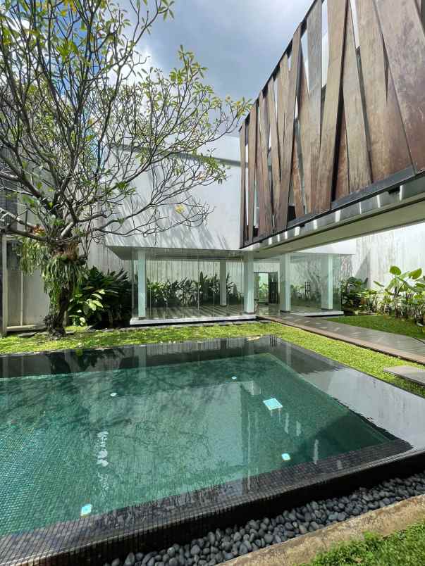rumah mewah bergaya tropical di menteng jakarta pusat