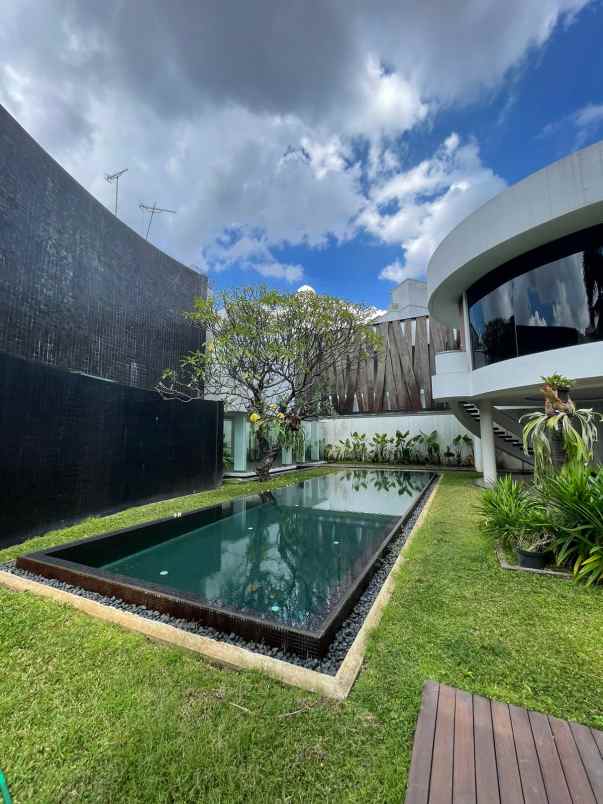 rumah mewah bergaya tropical di menteng jakarta pusat