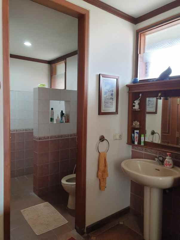 rumah mewah dua lantai daerah srondol kulon semarang