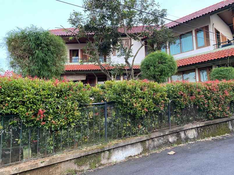 rumah mewah dua lantai daerah srondol kulon semarang