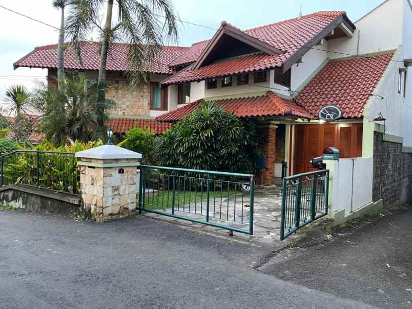 rumah mewah dua lantai daerah srondol kulon semarang