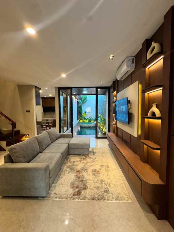 rumah mewah private pool dekat pasar gentan