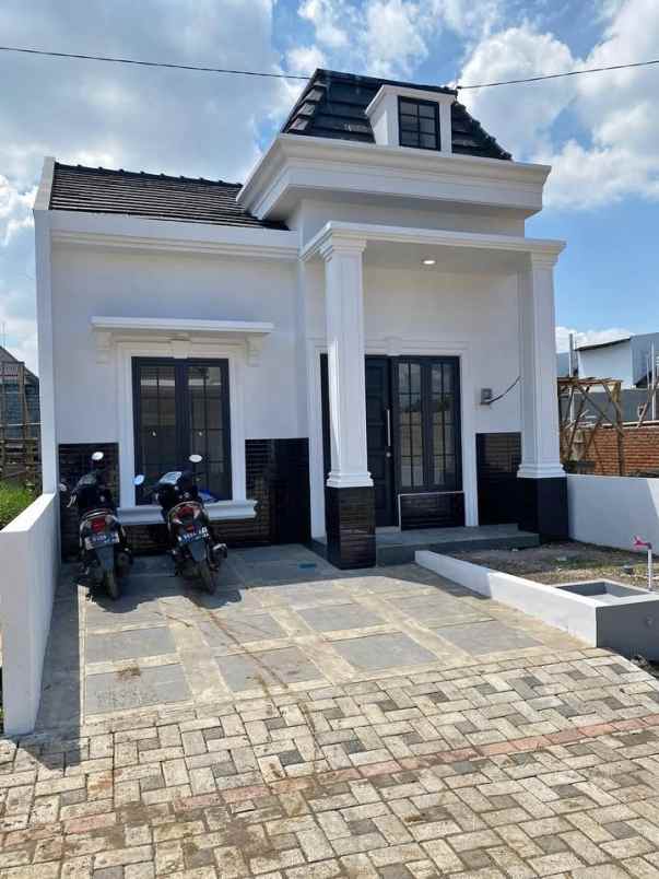 rumah model american klasik di karangploso