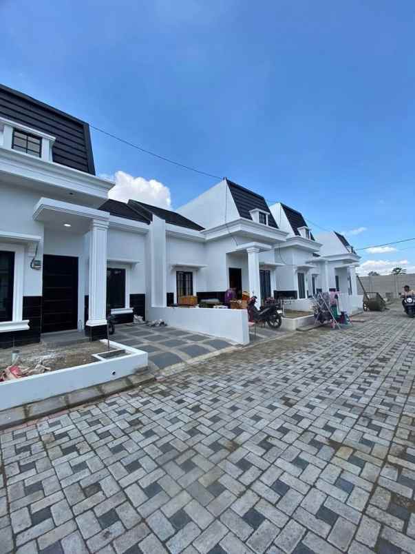 rumah model american klasik di karangploso