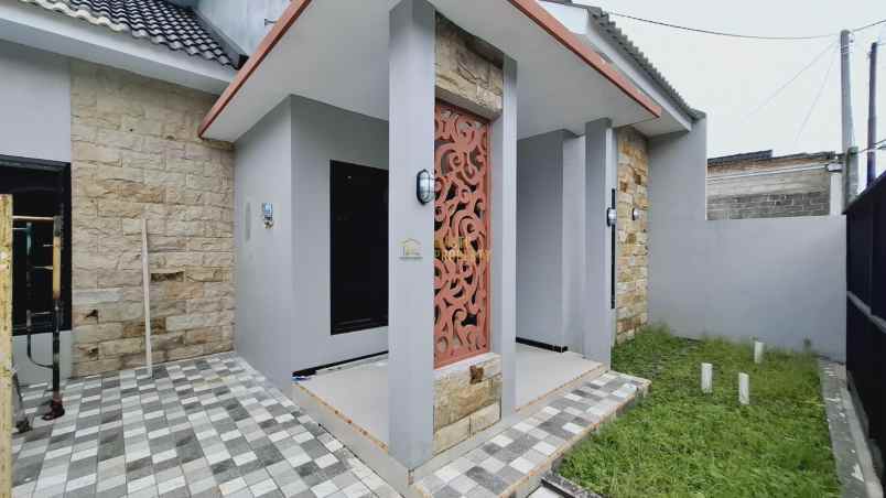 rumah modern tipe besar dekat stadion maguwoharjo