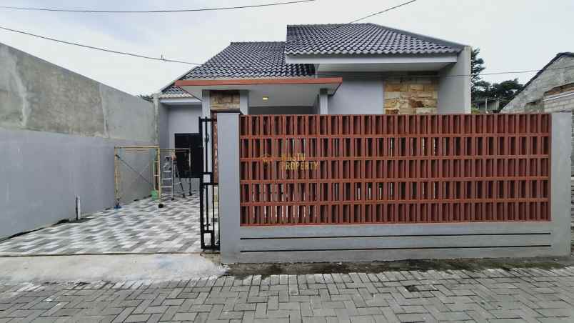 rumah modern tipe besar dekat stadion maguwoharjo