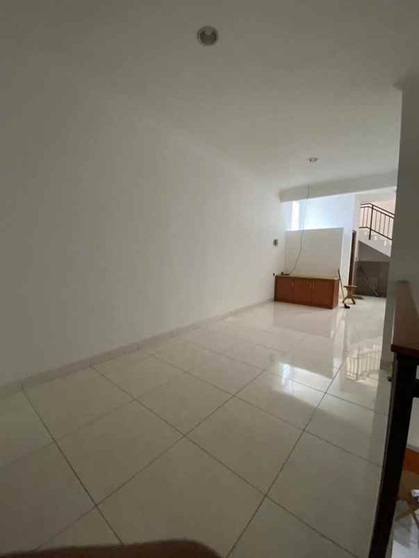 rumah nyaman 2 lantai di cilandak jkt selatan