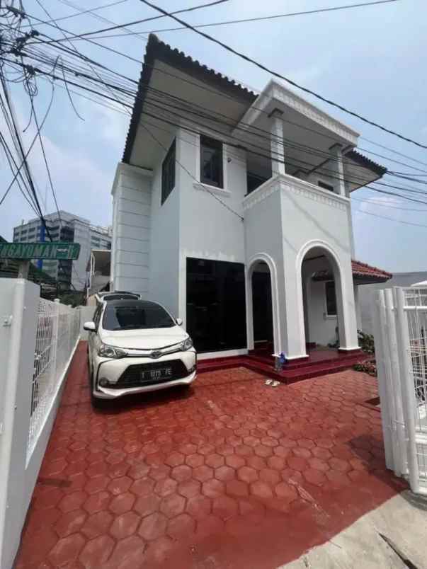 rumah putih baru di utan kayu matraman