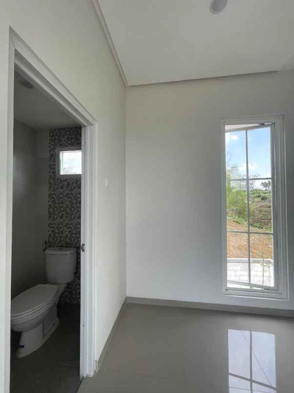 rumah rasa villa lokasi strategis di malang