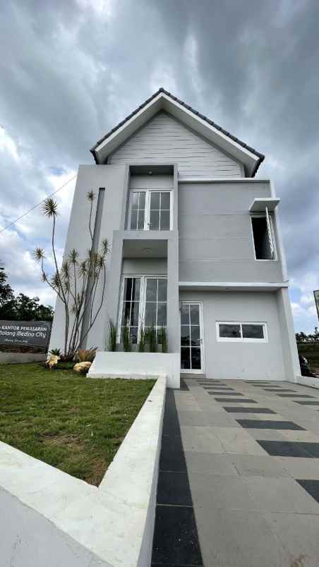 rumah rasa villa lokasi strategis di malang