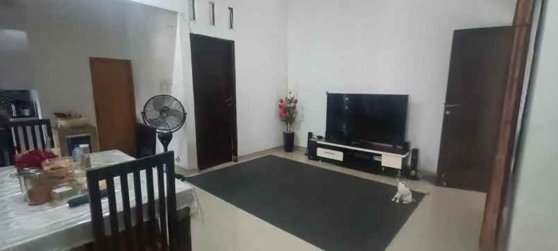 rumah strategis dan nyaman dekat pasar cisalak depok