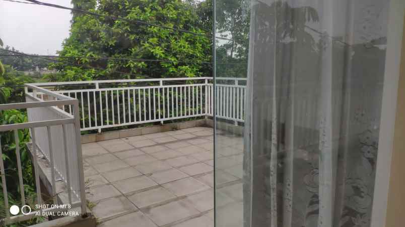 rumah tingkat jalannya luas