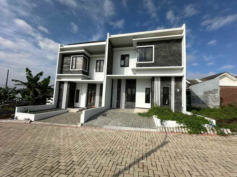 rumah villa 2 lantai lokasi lawang malang