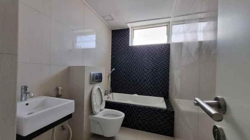 via vue cw 2 bedroom furnish city view