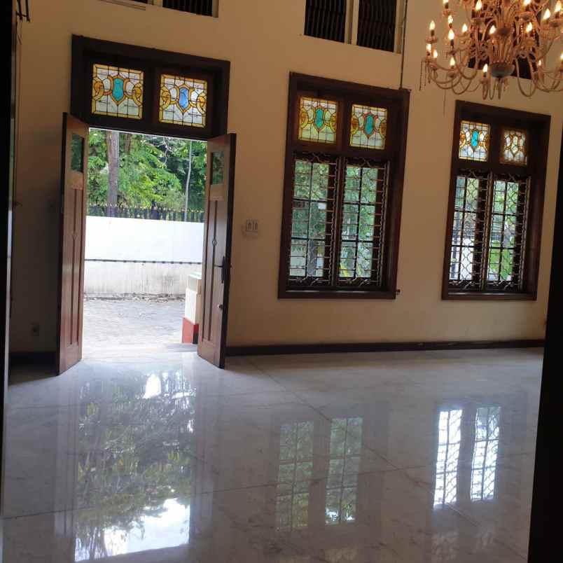 bangunan komersial di raya diponegoro sby pusat