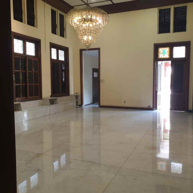 bangunan komersial di raya diponegoro sby pusat