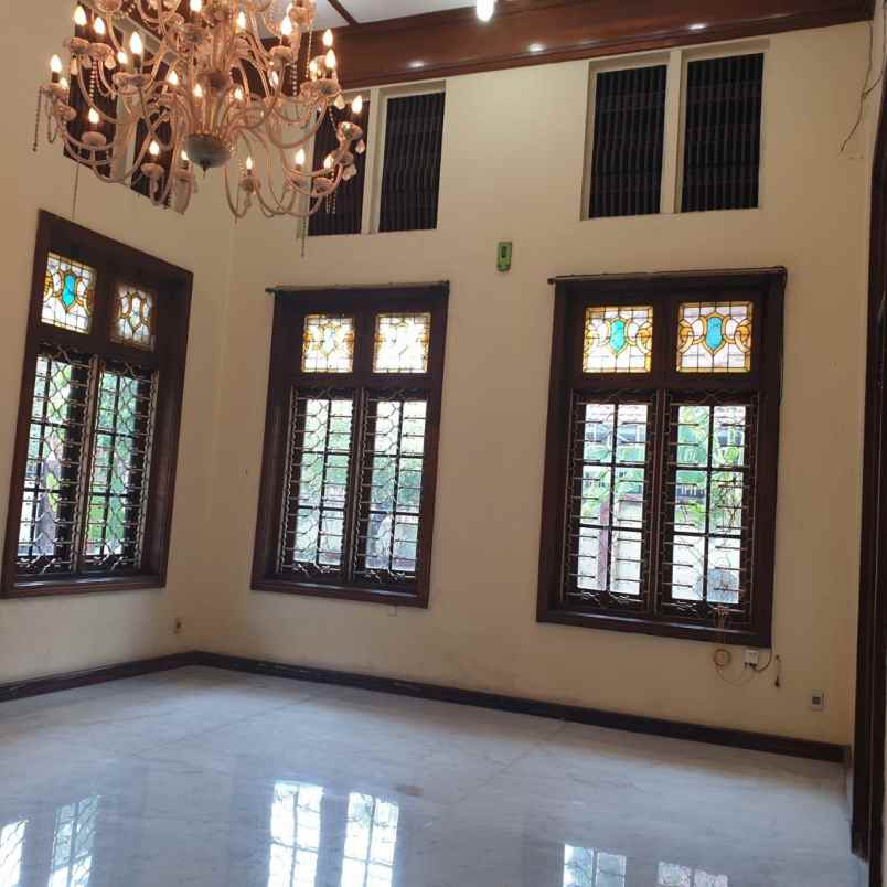 bangunan komersial di raya diponegoro sby pusat