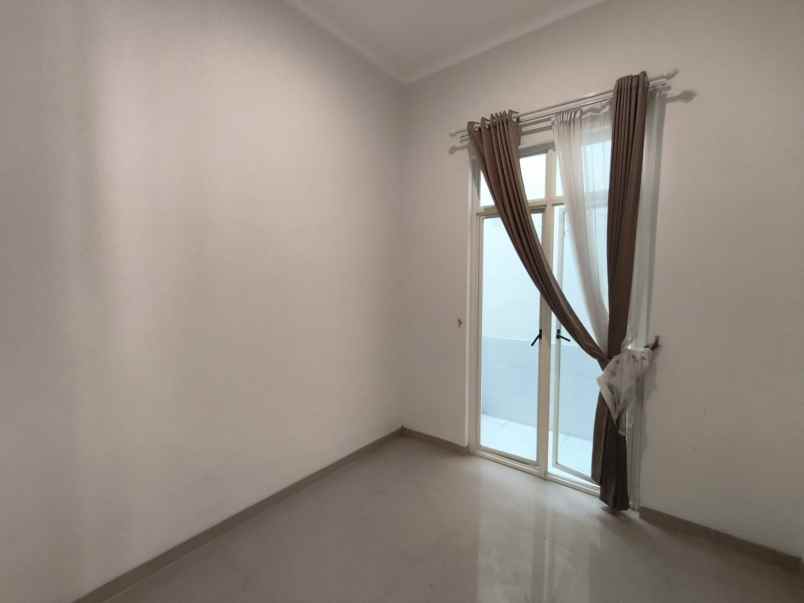 buyer only rumah minimalis pakuwon city row 3 mobil
