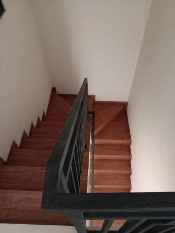 cijantung jaktim rumah mewah 2 lantai lokasi strategis